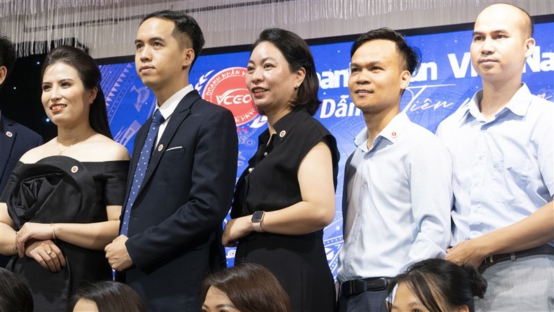 Ngọc Phương tại Lễ chuyển giao nhiệm kỳ - Bổ nhiệm lãnh đạo nhiệm kỳ mới của VCEO