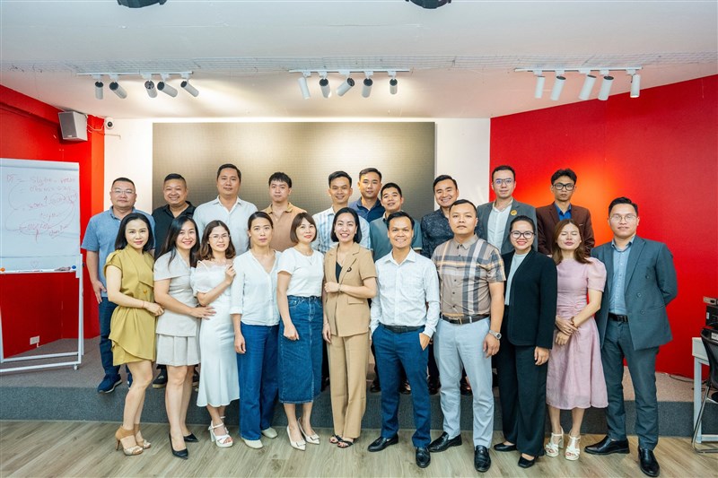 Ms. Ngọc Phương đào tạo "Xây dựng kênh bán cho doanh nghiệp trong thời kỳ Bão CNTT" cho Hiệp hội Doanh nhân 8X